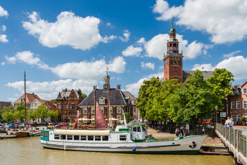 Die Hafenstadt Leer in Ostfriesland mit Alter Waage und Rathaus; Niedersachsen; Deutschland