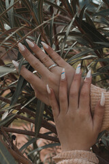 Manos de mujer con uñas largas y anillo 2