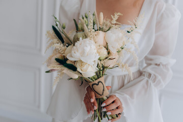 bride holding a bouquet of flowers