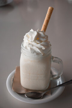 Bebida de leche chocolatada con nata montada 