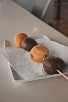 Bolas de bizcocho dulce con chocolate y az&uacute;car