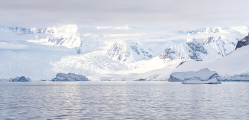 antarktische Eisberg Landschaft in der Cierva Cove - ein tiefer Meeresarm an der Westseite der...