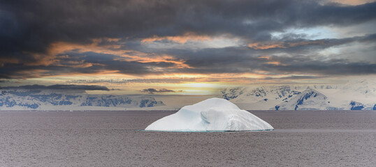 Fototapeta na wymiar Antarktis- treibende Eisberge bei Portal Point welches am Zugang zu Charlotte Bay auf der Reclus Halbinsel, an der Westküste von Graham Land liegt. 