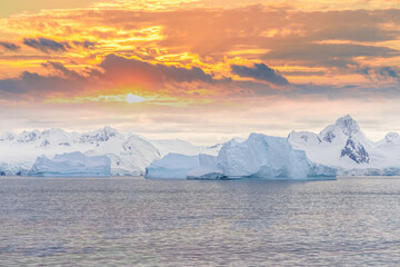 Sonnenuntergang in Antarktischer Eisberg Landschaft bei Portal Point welches  am Zugang zu Charlotte Bay auf der Reclus Halbinsel, an der Westküste von Graham Land liegt. 