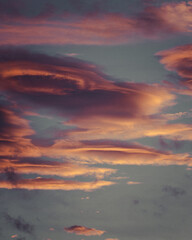 Cielo de atardecer con nubes de colores