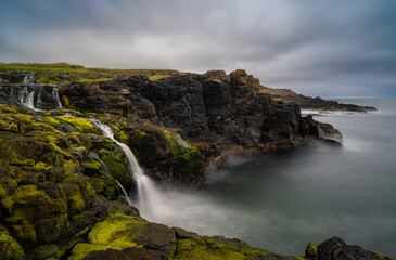 Obraz premium long exposure view of the picturesque Irish coast and Dunseverick waterfall in summer
