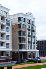 Obraz premium Modern apartment building in sunny day against blue sky.
