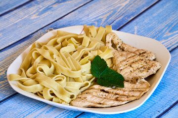 wide noodles with grilled chicken breast
