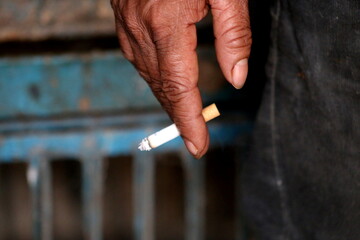 Hand hold the cigarette for smoking.