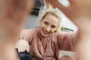 Young happy teenage girl forms a square with her hands © contrastwerkstatt