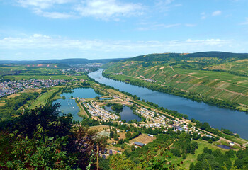 Fototapeta na wymiar Blick auf die Mosel, den Freizeit-See Triolago und den Ort Riol bei Trier. Aussicht vom Fernwanderweg Moselsteig, Etappe von Trier nach Leiwen. 