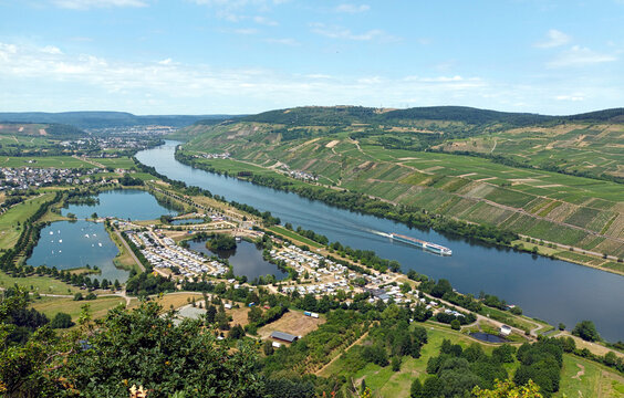 Panoramablick auf die Mosel, den Freizeitsee Triolago und den Weinort Riol bei Trier. Aussicht vom Moselsteig oberhalb der Mehringer Schweiz in Rheinland-Pfalz.
