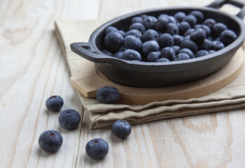 Bandeja de hierro fundido con arándanos frescos