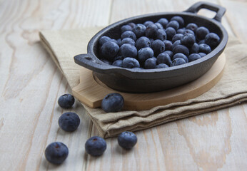 Arándanos frescos en la mesa en un recipiente