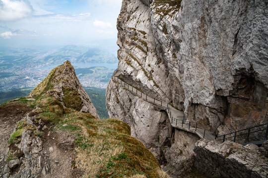 Weg am Berg mit Blick ins Tal in der Schweiz