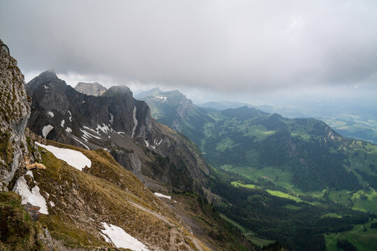 Wolken ziehen &uuml;ber Bergspitze mit Blick ins Tal