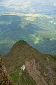 Blick ins Tal in der Schweiz, mit Kirche am Abgrund