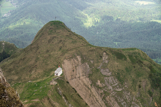 Blick ins Tal in der Schweiz mit Kirche am Abgrund