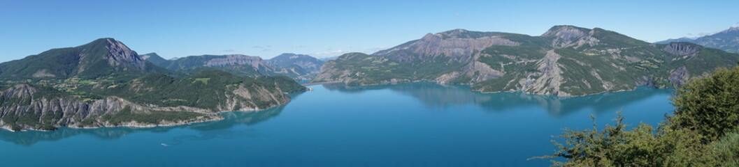 Fototapeta na wymiar panoramic view of serre ponçon lake and the mountains of the alps france 
