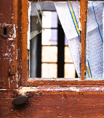 Une fenêtre d'une vieille porte cassée 