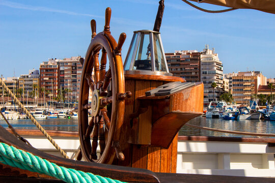 Tim&oacute;n de madera de pailebote en el Puerto de Torrevieja