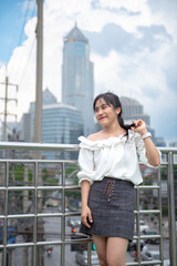 Obraz premium smiling woman standing happily in the park