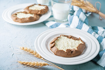 Cottage cheese or ricotta rye breakfast cakes