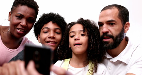 Obraz premium African descent family looking at cellphone together
