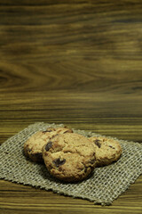 Galletas de Chispas de Chocolate sobre una mesa de Madera. Espacio para texto en la parte superior.