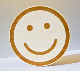Emotikon uśmiech wygrawerowany na drewnie - obrazy, fototapety, plakaty