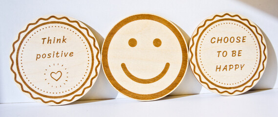 Fototapeta Pozytywna koncepcja szczęścia na drewnie obraz
