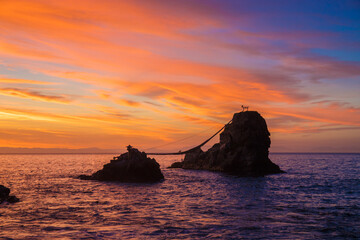 海の岩と朝焼け
