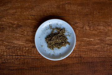 Plato lleno de marihuana (Cannabis). Concepto de medicina natural. © artrolopzimages