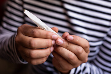 manos armando un blunt de marihuana (Cannabis). Concepto de medicina natural. © artrolopzimages