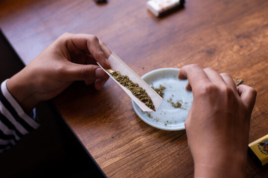 manos armando un blunt de marihuana (Cannabis). Concepto de medicina natural.