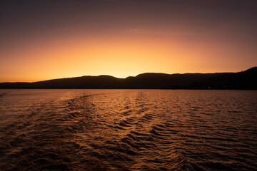 atardecer en medio de la laguna con montañas 