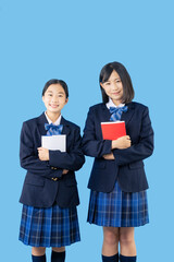 本を持つ制服を着た二人の少女　女子中学生