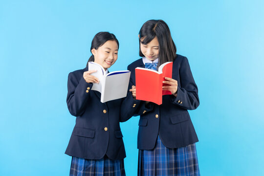 本を読む制服を着た二人の少女　女子中学生