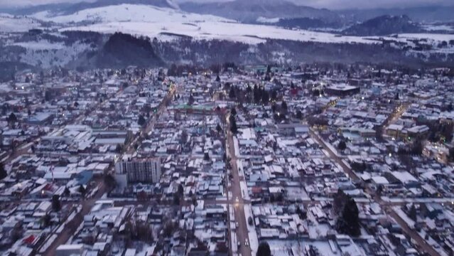 Volando sobre la ciudad de Coyhaique nevada 