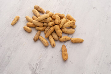 Maní apilado en un bol sobre un fondo de madera abstracto. Concepto de alimentos.