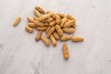 Maní apilado en un bol sobre un fondo de madera abstracto. Concepto de alimentos.