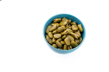 Habas hervidas servidas en un bowl con fondo blanco. Concepto de alimentos.