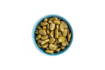 Habas hervidas servidas en un bowl con fondo blanco. Concepto de alimentos.