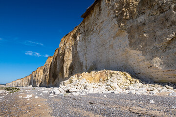 Eboulement de falaise sur la plage en Seine-maritime dû à l'érosion. Tas d'éboulis de craie