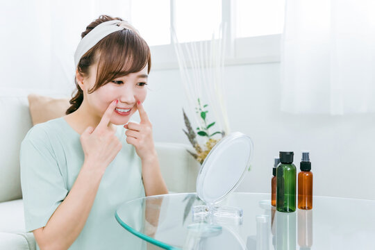 口角を上げる練習をする日本人女性（スキンケア）
