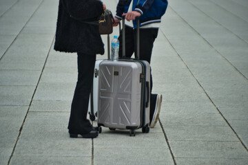 スーツケースを引く人