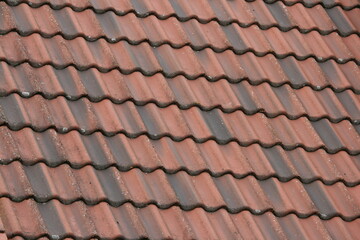 Dach mit weinroten Dachziegeln