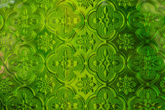 Vitral patr&oacute;n de vidrio texturizado verde en una ventana