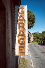 pancarte garage vintage en bord de route