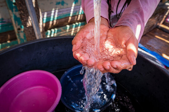 ni&ntilde;a lavandose el pelo, aldea de Yac&oacute;n, San Sebasti&aacute;n Lemoa, municipio de Chichicastenango , Quich&eacute;, Guatemala, America Central